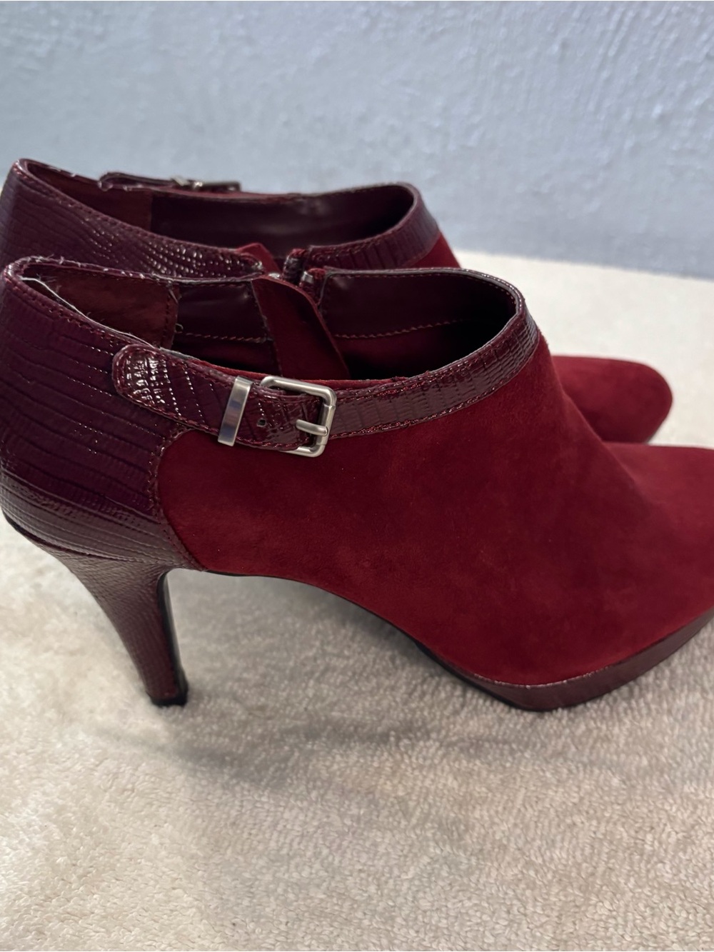 Bandolino Burgundy Suede Ankle Booties SZ 8 M Side Zippers Buckle Pointed Toes